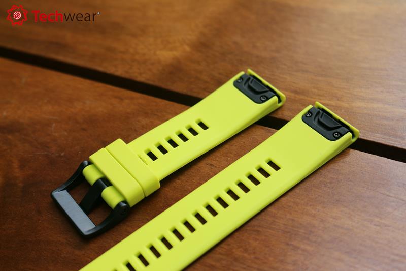 Dây đeo silicone màu vàng tặng kèm trong phiên bản Sapphire của đồng hồ Fenix 5.