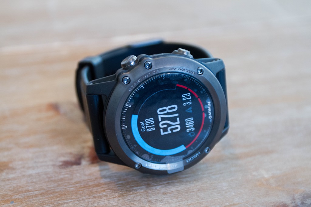 mặt trước là màn hình hiển thị của fenix 3