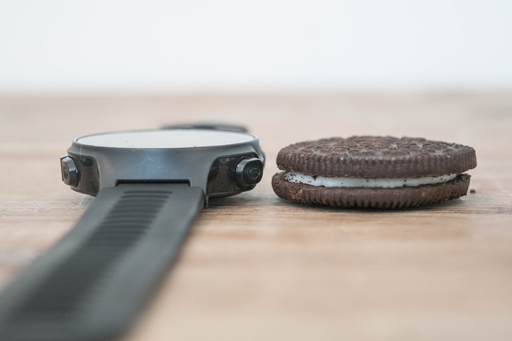 Garmin FR735XT có kích thước bẳng chiếc bánh quy