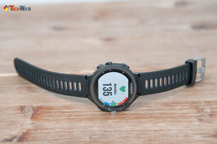 Đồng hồ Garmin 735XT được thiết kế mang hơi hướng hiện đại, sang trọng của dòng sản phẩm cao cấp.