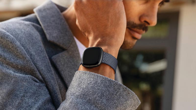 Chọn lựa ai nào giữa hai anh em Fitbit Sense và Versa 3?