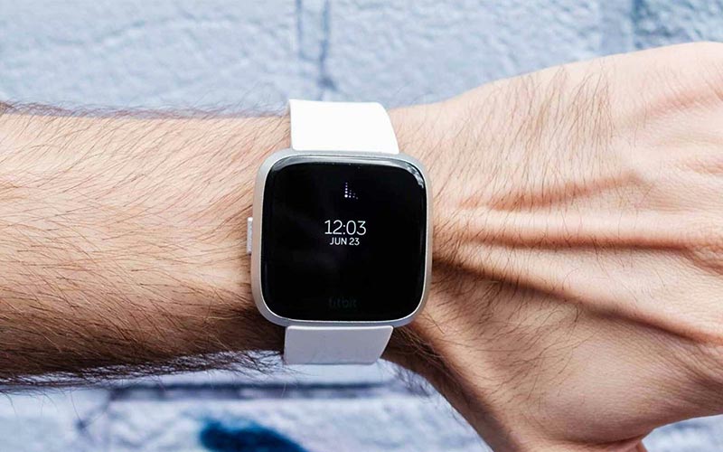 Chọn lựa ai nào giữa hai anh em Fitbit Sense và Versa 3?