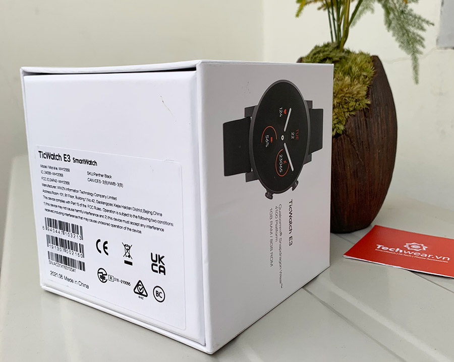 Thông tin xuất xứ sản phẩm phía đáy hộp Ticwatch E3