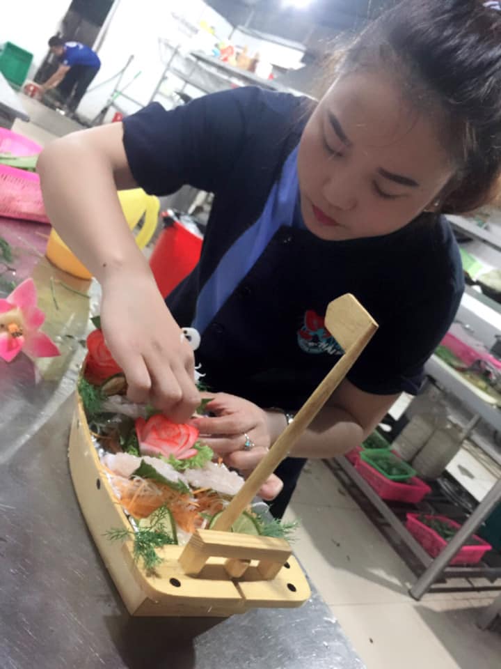 Con trai còn cảm thấy mệt huống gì là con gái, sao em lại chọn nghề Bếp vậy?