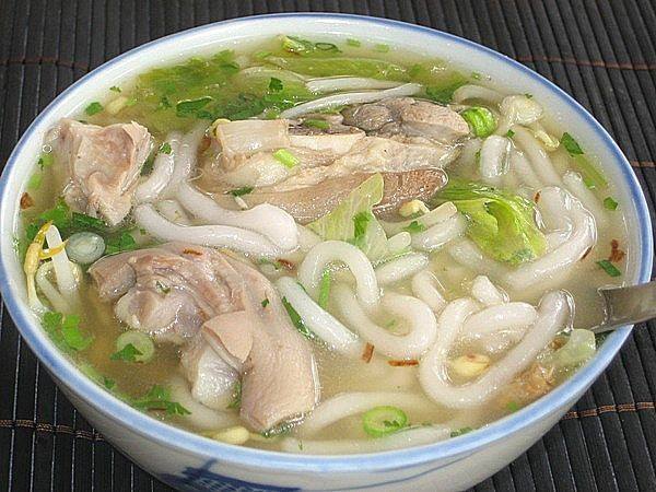 Cách nấu bánh canh giò heo không ngấy đơn giản