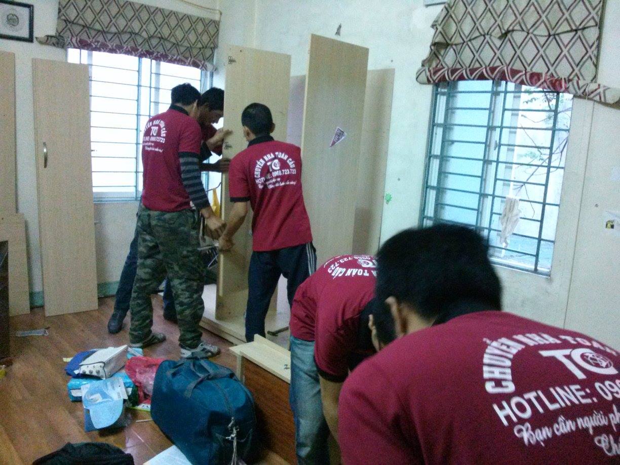 nhan vien Toan Cau thuc hien hop dong chuyen nha