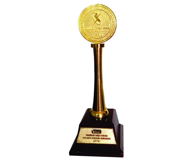 bo-truong-bo-cong-thuong-trao-tang-cup-vang-thuong-hieu-logo-slogan-an-tuong-nam