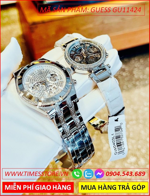 dong-ho-cap-doi-guess-dinh-da-swarovski-lo-co-day-kim-loai-timesstore-vn