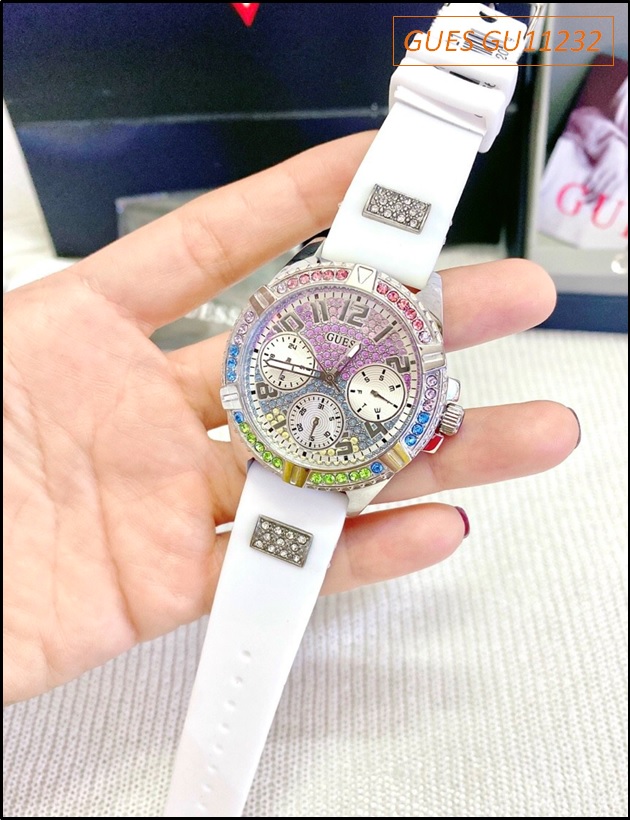 dong-ho-nu-guess-luxury-swarovski-7-mau-silicone-trang-dep-gia-re-timesstore-vn