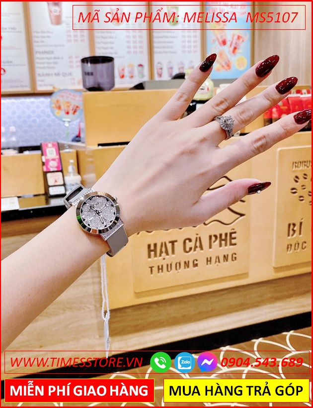 set-dong-ho-nu-melissa-mat-co-4-la-da-swarovski-day-cao-su-xanh-timesstore-vn