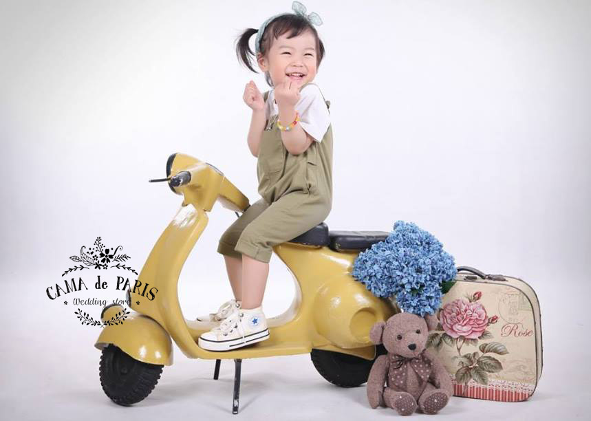Xe máy vespa sành điệu - đạo cụ chụp ảnh cho bé! Xe máy vespa sành điệu - đạo cụ chụp ảnh cho bé!