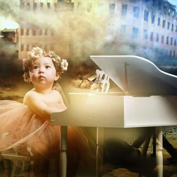 Đàn piano chụp bé