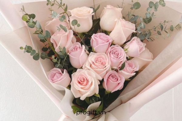 Bó hoa hồng tươi thắm thể hiện lòng yêu mến của học trò đối với thầy cô giáo