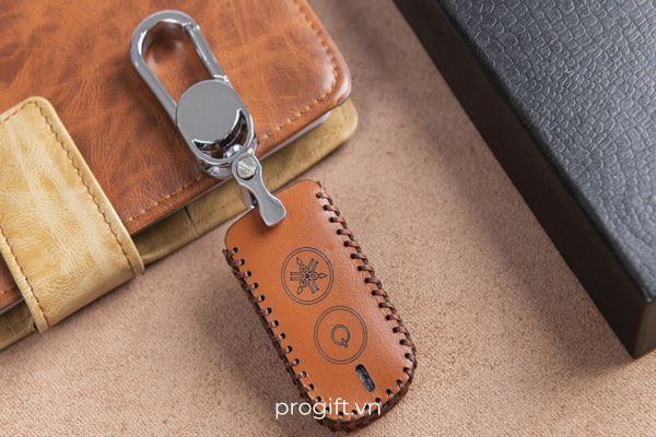 Móc khóa bằng da khắc tên