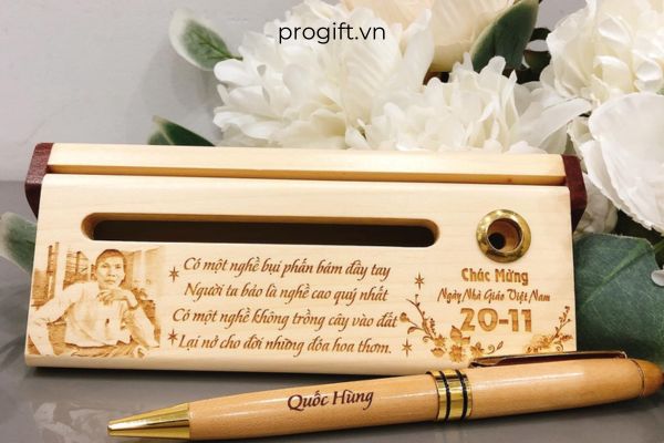 Sử dụng bút và hộp gỗ để tặng cho thầy cô nhân ngày Nhà giáo Việt Nam 20/11