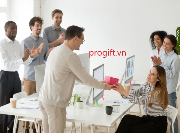 Quà chia tay đồng nghiệp