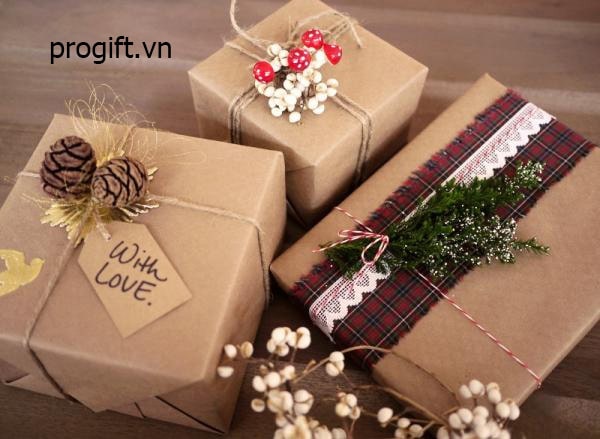 Mẫu hộp quà Noel được buộc nơ bằng dây thừng