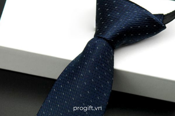 Nên lựa chọn mẫu cà vạt đơn giản