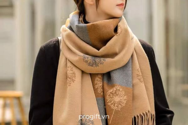 Khăn choàng là món quà sang trọng, phù hợp với những ngày thời tiết trở lạnh