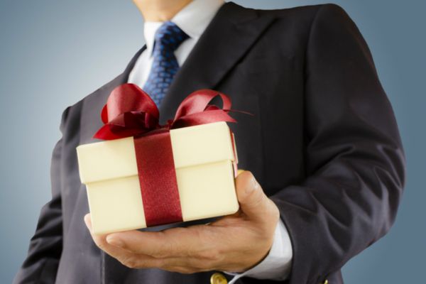 Thời điểm thích hợp để gửi quà tặng cho khách hàng, đối tác
