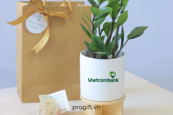 Trên những món quà, có thể in thêm logo, slogan của doanh nghiệp