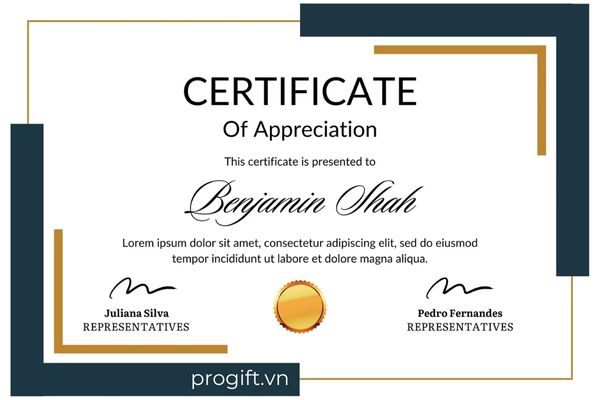 Tiệc tất niên luôn luôn phải có phần trao bằng khen để tuyên dương và khích lệ tinh thần nhân viên