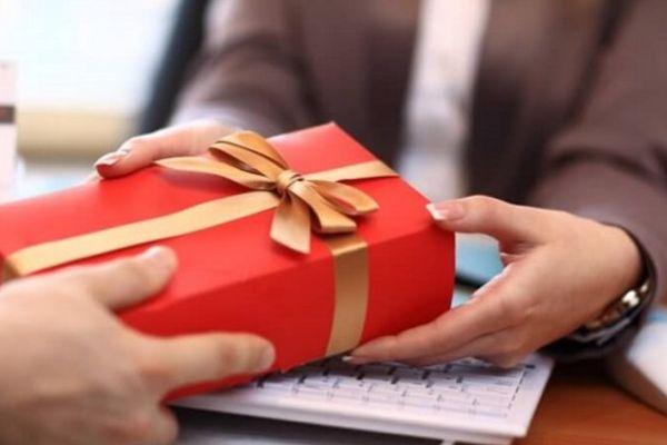 Nên tặng quà tặng doanh nghiệp đúng thời điểm