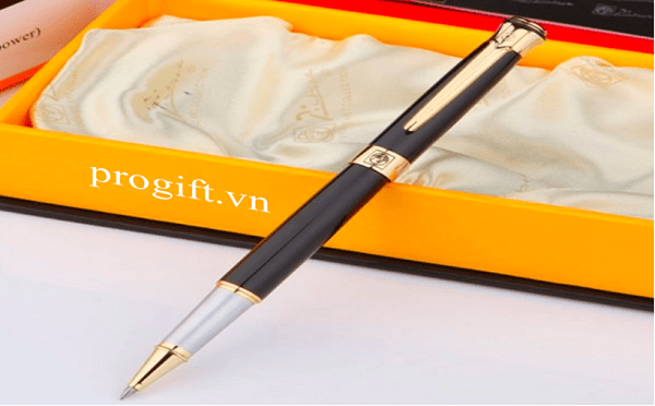 Tặng bút cho nam khi tham dự lễ tốt nghiệp