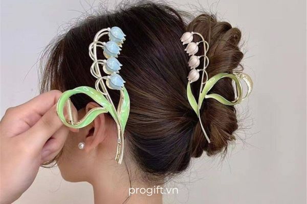 Kẹp tóc hoa tulip “hot trend” cho cô giáo trẻ