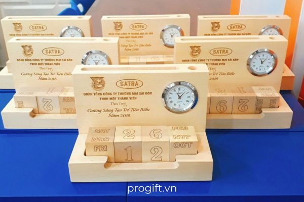 Hộp đựng bút bằng gỗ khắc chữ và lịch