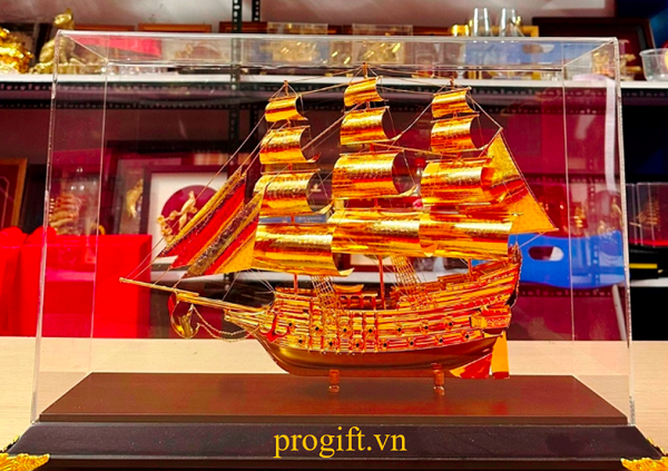 Mô hình thuyền buồm mạ vàng sang trọng tặng sếp