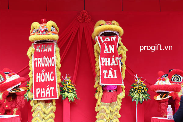 Câu đối mừng khai trương thể hiện sự trang trọng