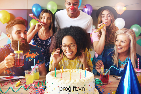 Làm thơ chúc mừng sinh nhật sếp giúp không khí bữa tiệc trở nên vui vẻ