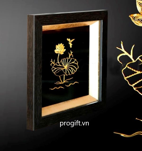 Tranh hoa sen giúp làm nổi bật lên góc làm việc