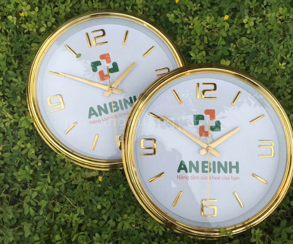 Mẫu đồng hồ truyền thống mặt kim loại