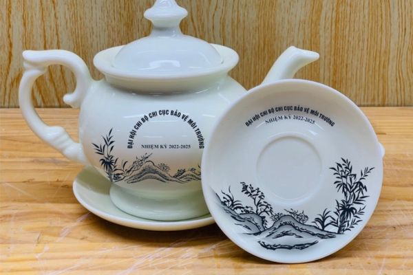Ấm sứ in logo, slogan kèm họa tiết đơn giản
