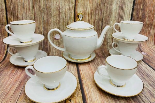 Bộ ấm và tách trà viền vàng sang trọng