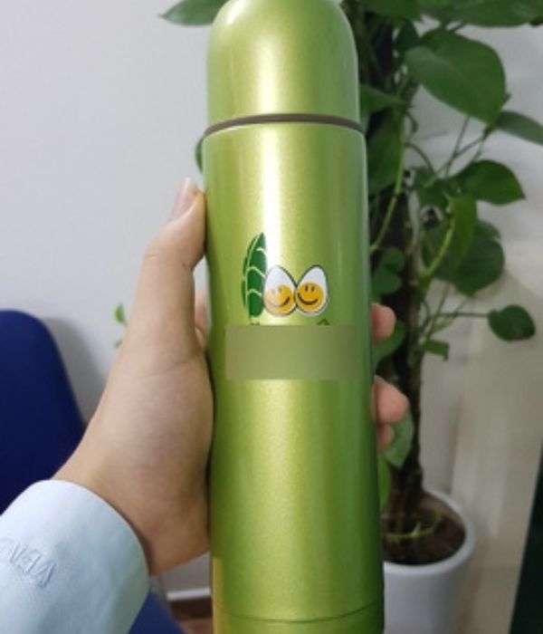 Nên chừa một khoảng trống khi đổ nước vào bình giữ nhiệt