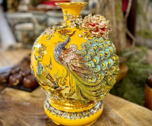 Bình gốm hút lộc hình chim công