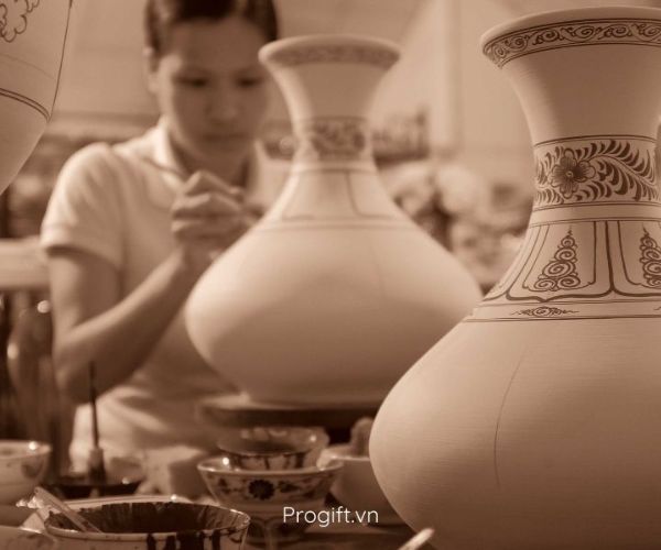 Quy trình chế tác bình hút lộc gốm sứ tỉ mỉ