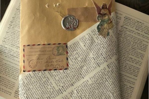 Phong cách gói quà sáng tạo với giấy báo