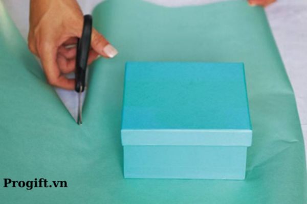 Cắt giấy gói quà theo hình chữ nhật bằng với kích thước quà