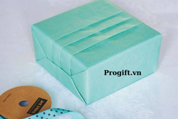 Thắt nơ cho hộp quà