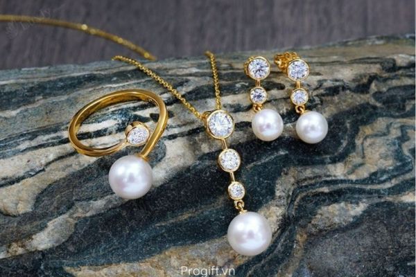 Trang sức có thể được xem là tín vật gắn kết tình cảm của hai người