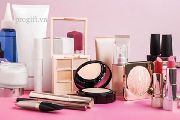 Tặng đồ trang điểm cho bạn nữ cũng là một cách để thể hiện sự quan tâm của bạn
