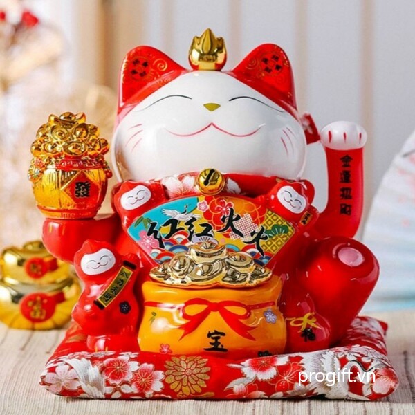 Mèo Thần Tài tượng trưng cho may mắn và mang lại sự thịnh vượng cho gia chủ