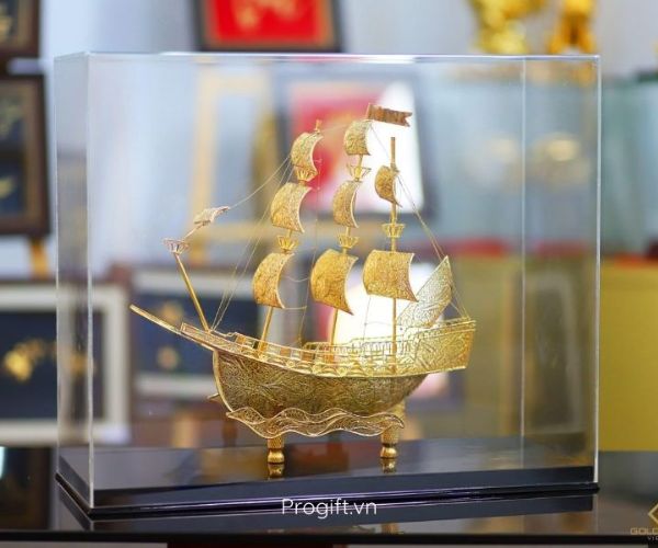 Mẫu thuyền buồm mạ vàng được chế tác từ nhiều chi tiết vô cùng tỉ mỉ