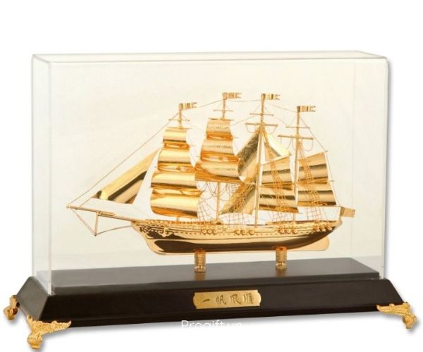 Mô hình thuyền mạ vàng mang nhiều ý nghĩa