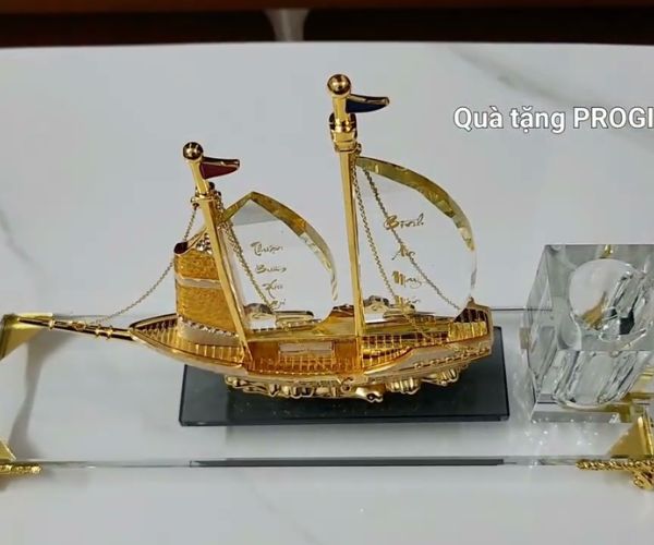 Mô hình thuyền buồm hợp với người mệnh Kim và Thủy