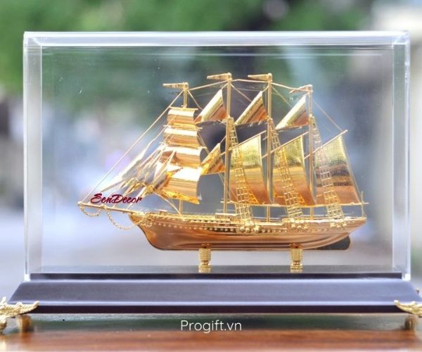 Mẫu thuyền mạ vàng được đặt trong khung kính sang trọng
